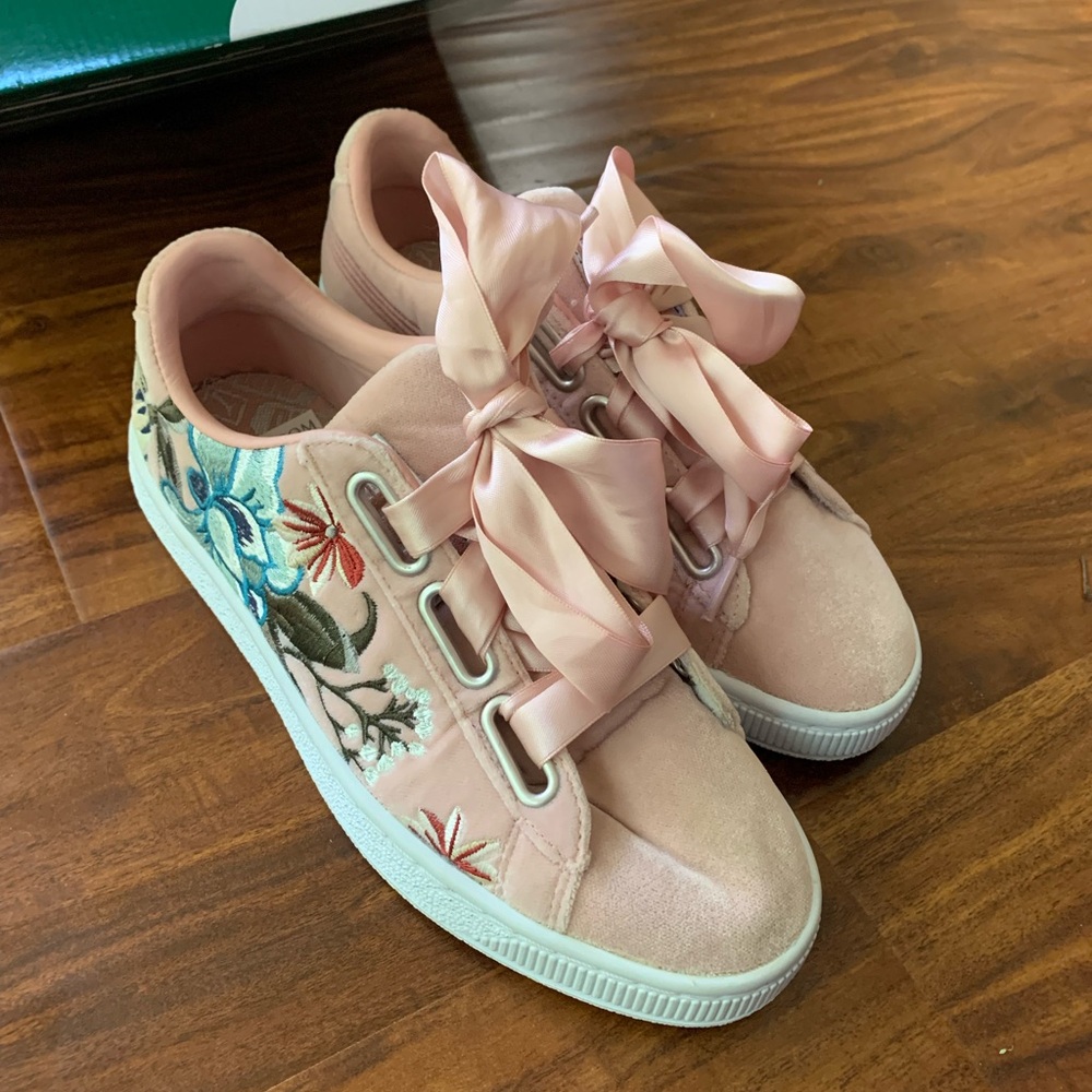 Basket Heart embroidered Puma shoes